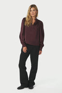 rosslyn-v-hals-satijnen-blouse-burgundy-bordeaux-neo-noir-modelfoto-vooraanzicht-2