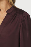 rosslyn-satijnen-blouse-burgundy-v-hals-neo-noir-modelfoto-detail-1