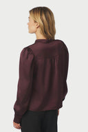 rosslyn-v-hals-satijnen-blouse-burgundy-bordeaux-neo-noir-modelfoto-achteraanzicht-1