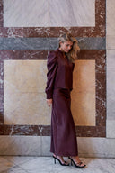 rosslyn-v-hals-satijnen-blouse-burgundy-bordeaux-neo-noir-lookfoto-zijaanzicht-1