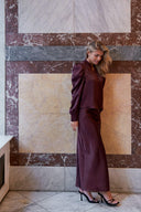 rosslyn-satijnen-blouse-burgundy-v-hals-neo-noir-lookfoto-zijaanzicht-2