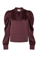 rosslyn-satijnen-blouse-burgundy-v-hals-neo-noir-productfoto-vooraanzicht-1