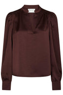 rosslyn-v-hals-satijnen-blouse-burgundy-bordeaux-neo-noir-productfoto-vooraanzicht-1
