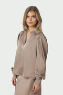 rosslyn-satijnen-blouse-dark-taupe-v-hals-neo-noir-modelfoto-vooraanzicht-1