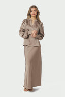 rosslyn-satijnen-blouse-dark-taupe-v-hals-neo-noir-modelfoto-vooraanzicht-2