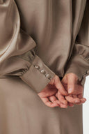 rosslyn-satijnen-blouse-dark-taupe-v-hals-neo-noir-modelfoto-detail-1