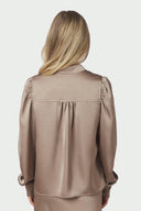 rosslyn-satijnen-blouse-dark-taupe-v-hals-neo-noir-modelfoto-achteraanzicht-1