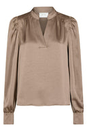 rosslyn-satijnen-blouse-dark-taupe-v-hals-neo-noir-productfoto-vooraanzicht-1