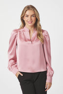 rosslyn-satijnen-blouse-evening-rose-v-hals-neo-noir-model-vooraanzicht-1