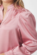 rosslyn-satijnen-blouse-evening-rose-v-hals-neo-noir-model-close-up-1