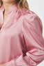 rosslyn-satijnen-blouse-evening-rose-v-hals-neo-noir-model-close-up-1