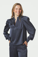 Rosslyn V-Hals Satijnen Blouse | Neo Noir