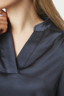Rosslyn V-Hals Satijnen Blouse | Neo Noir