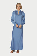 rosslyn-satijnen-blouse-smoke-blue-v-hals-neo-noir-modelfoto-vooraanzicht-2