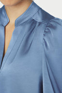 rosslyn-satijnen-blouse-smoke-blue-v-hals-neo-noir-modelfoto-detail-1