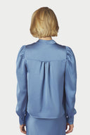 rosslyn-satijnen-blouse-smoke-blue-v-hals-neo-noir-modelfoto-achteraanzicht-1