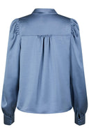 rosslyn-satijnen-blouse-smoke-blue-v-hals-neo-noir-productfoto-achteraanzicht-1