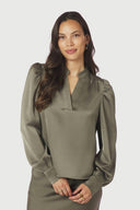 rosslyn-satijnen-blouse-smoke-green-v-hals-neo-noir-modelfoto-vooraanzicht-1