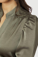 rosslyn-satijnen-blouse-smoke-green-v-hals-neo-noir-modelfoto-detail-1