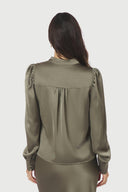 rosslyn-satijnen-blouse-smoke-green-v-hals-neo-noir-modelfoto-achteraanzicht-1