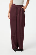 emmett-satijnen-broek-burgundy-wide-leg-neo-noir-model-vooraanzicht-6
