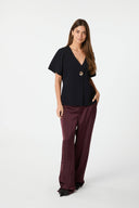 emmett-satijnen-broek-burgundy-wide-leg-neo-noir-model-vooraanzicht-7