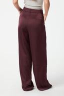 emmett-satijnen-broek-burgundy-wide-leg-neo-noir-model-achteraanzicht-1
