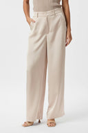 emmett-satijnen-broek-champagne-wide-leg-neo-noir-model-vooraanzicht-1