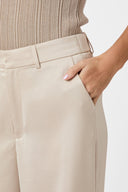 emmett-satijnen-broek-champagne-wide-leg-neo-noir-model-close-up-1