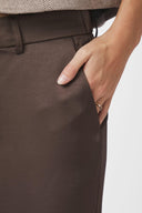 emmett-satijnen-broek-dark-brown-wide-leg-neo-noir-model-close-up-1