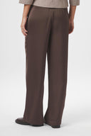 emmett-satijnen-broek-dark-brown-wide-leg-neo-noir-model-achteraanzicht-1