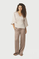 emmett-satijnen-broek-dark-taupe-modelfoto-vooraanzicht-1