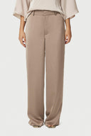 emmett-satijnen-broek-dark-taupe-modelfoto-vooraanzicht-2