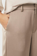 emmett-satijnen-broek-dark-taupe-modelfoto-detail-1