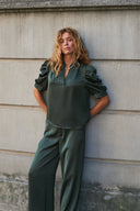 emmett-satijnen-broek-deep-green-donkergroen-lookfoto-vooraanzicht-1