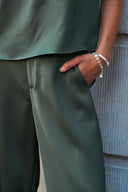 emmett-satijnen-broek-deep-green-donkergroen-lookfoto-detail-1