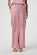 emmett-satijnen-broek-evening-rose-wide-leg-neo-noir-model-vooraanzicht-2