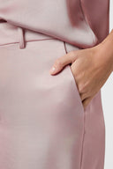 emmett-satijnen-broek-evening-rose-wide-leg-neo-noir-model-close-up-1