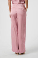 emmett-satijnen-broek-evening-rose-wide-leg-neo-noir-model-achteraanzicht-1