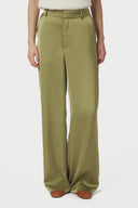 emmett-satijnen-broek-sage-green-neo-noir-modelfoto-vooraanzicht-2