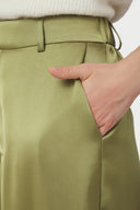 emmett-satijnen-broek-sage-green-neo-noir-modelfoto-detail-1