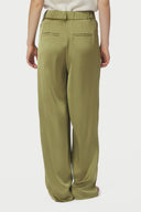 emmett-satijnen-broek-sage-green-neo-noir-modelfoto-achteraanzicht-1
