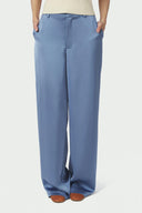 emmett-satijnen-broek-smoke-blue-modelfoto-vooraanzicht-2