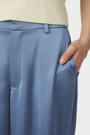 emmett-satijnen-broek-smoke-blue-modelfoto-detail-1
