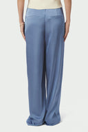 emmett-satijnen-broek-smoke-blue-modelfoto-achteraanzicht-1