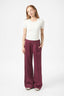 puggy-bordeaux-track-broek-wide-leg-neo-noir-model-vooraanzicht1