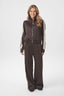 puggy-dark-brown-track-broek-wide-leg-neo-noir-model-vooraanzicht1