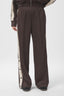 puggy-dark-brown-track-broek-wide-leg-neo-noir-model-vooraanzicht2