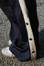 puggy-navy-track-broek-wide-leg-neo-noir-model-close-up1