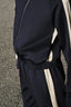 puggy-navy-track-broek-wide-leg-neo-noir-model-close-up2